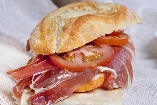 Bocadillo de Jamón con Tomate