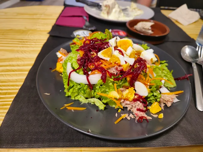 Ensalada con huevo, atun y cebolla