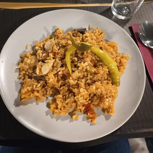 Plato de Arroz con pollo y guindilla verde encima