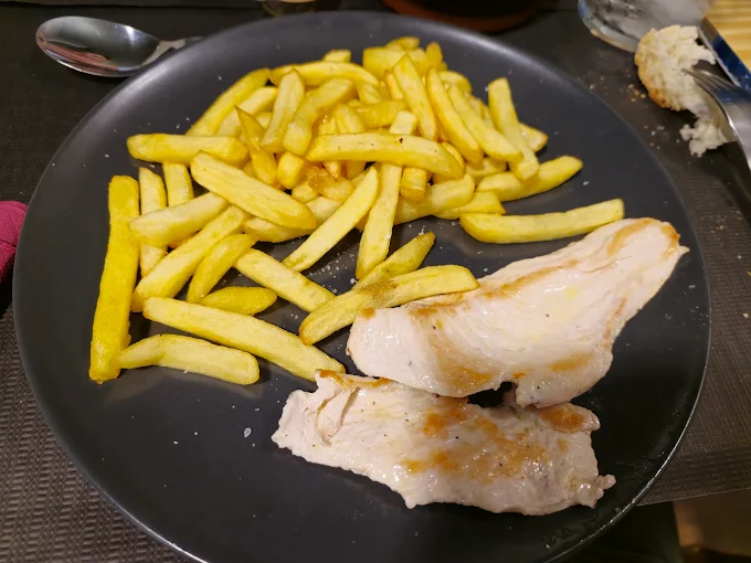 Plato combinado de pechuga con patatas